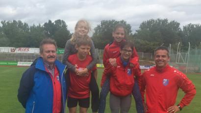 Bild: dob
Die Verantwortlichen des TV Vohenstrauß freuen sich mit ihren erfolgreichen Athleten in Amberg. Als dreifache Kreismeisterin ragt Marie Brunner (Zweite von rechts) heraus.