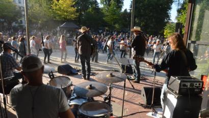 Bild: Kunz
Die Country-Band "Amarillo" lockt 800 Besucher in den Park.