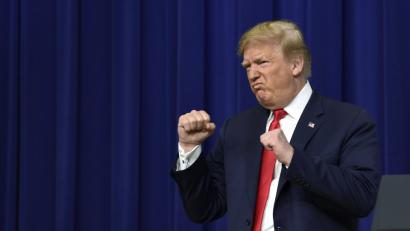 Bild:  Susan Walsh/AP/dpa
US-Präsident Donald Trump droht China.