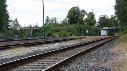 Bild: fph
Die Abmessung für eine Elektrifizierung ist bei der Thomasbrücke (rechts im Bild) nicht ausreichend. Allerdings soll nach Mitteilung der Bahn hier nichts verändert werden. Vielmehr soll die Weiche vor der Brücke verschoben werden, teilen die Projektleiter  mit. Nicht tangiert werde die Hofer Brücke (Rialtobrücke) links im Bild. „Da kommen wir durch.“