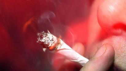 Symbolbild: dpa
Das war knapp: Nach dem Konsum von Drogen brach eine Frau zusammen. Damit brachte sie ihr Leben in Gefahr, heißt es im Polizeibericht.