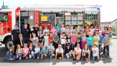 Bild: njn
(hintere Reihe von links) Florian Hör und Kommandant Bernhard Schmidt zeigten den Drittklässlern, wo es bei der Feuerwehr langgeht.