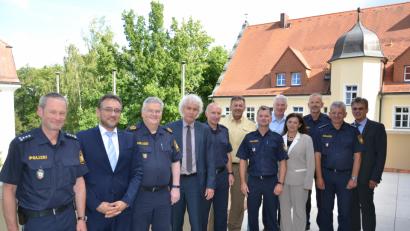 Bild: rti
Im Landratsamt informieren Polizeipräsident Gerold Mahlmeister (Dritter von links), sein Vertreter Thomas Schöniger (Dritter von rechts) und ihre Kollegen Landrat Wolfgang Lippert (Vierter von links) über die Sicherheitslage im Landkreis.