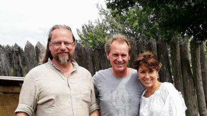 Bild: awo
Markus und Gitti Wasmeier besuchen den Geschichtspark. Mit im Bild Stefan Wolters, der wissenschaftliche Leiter (links).