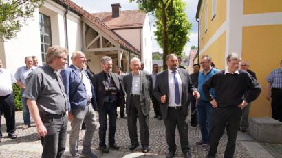 Bild: fvo
Bild vorne: Pfarrer Marek Baron (links), der Schwandorfer Dekan Monsignore Hans Amann (Zweiter von links) Pfarrer Andreas Renner (Mitte), Pfarrer Norbert Götz (rechts)