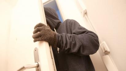 Bild: Bodo Marks/dpa
Ein Einbrecher hat in Kümmersbruck einen Schaden von 2500 Euro hinterlassen.