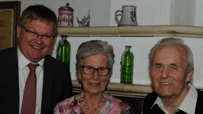 Bild: (gf)
Oberbürgermeister Michael Cerny und Olga und LUdwig Erras.