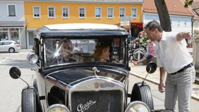Bild: bey
„Da geht’s Richtung Parkplatz“, scheint Bürgermeister Rainer Rewitzer den Gästen, angereist aus dem Nachbarland Tschechien in einem „Praga“, Baujahr 1931, zu sagen.