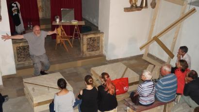 Bild: weu
Der Schauspieler, Schriftsteller und Kabarettist Markus Veith stellte in der Spitalkirche mit vorzüglicher Schauspielkunst die Welt des Theaters in Geschichten, Skurrilem, wahren Begebenheiten sowie Anekdoten über große und unbekannte Bühnenstars dar.