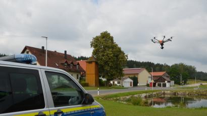 Bild: dob
Mehr als 15 Polizeistreifen, Hundestaffeln, Drohnen und der "Edelweiß"-Polizeihubschrauber waren unterwegs, um einen Flüchtigen ausfindig zu machen.