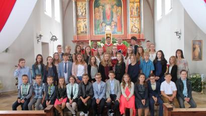 Bild: sip
Die 37 Firmlinge, und oben in der Mitte v.l. Pfarrgemeinderatssprecherin  Kerstin Hasenfürter, Pater James Mudakodil, H.H. Domkapiular Msgr. Thomas Pinzer, Monsignore Martin Neumeier und rechts neben den Firmlingen Pfarrgemeinderatssprecherin Elfriede Schwarzmeier.