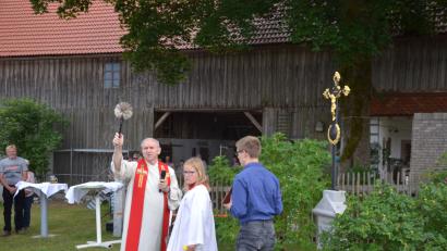 Bild: gi
Straßen- und Marterlsegnung in Pfaffenrieth durch Pfarrer Josef Most.