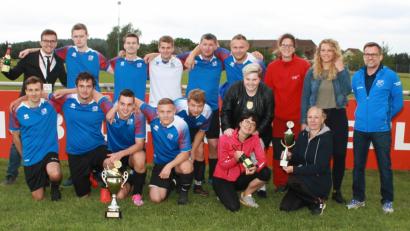 Bild: lk
Sieger der Herren das „Long Island Iceteam“ und bei den Damen das BRK-Team Plößberg, ganz rechts 1. Vorsitzender des Sportvereins Schönkirch Toni Härtl