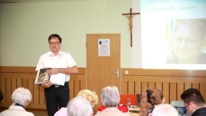 Bild: Neumann, Jochen [NJN] (jochen.neumann@erbendorf.de)
Der Bischöfliche Beauftragte für Erwachsene, Wolfgang Stöckl, bei der Buchvorstellung im Kolpinghaus in Erbendorf.