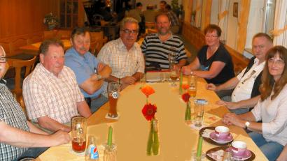 Bild: jzk
Ausführlich berichtet Vorsitzender Karl-Heinz Lehner (an der Stirnseite des Tisches) von den Aktivitäten des Wandervereins. Schriftführer und Kassier Anton Heindl (links daneben) legt dessen Finanzen offen.