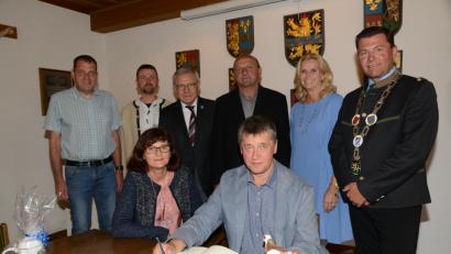 Bild: bey
Reinhold Schulz trägt sich als mehrfacher Deutscher Meister der Rassetauben „Wiener Gansel“ ins Goldene Buch ein. Ehefrau Martina und eine Taube begleiten den Züchter. Bürgermeister Rainer Rewitzer (rechts),Stadtrat Werner Rieß, Taubenzuchtwart Matthias Sauer, Stadtrat Peter Trstan, Stadtrat Josef Windirsch und zweite Bürgermeisterin Andrea Lang (von links) gratulieren.
