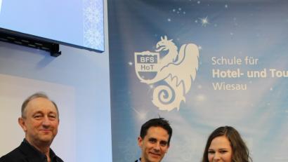 Bild: exb
Verleihung der ersten Bachelor-Urkunde am Studienzentrum Wiesau 2017 durch OStD Dr. Wolfgang Eckstein und Prof. Dr. Stefan Siehl an Julia Braun