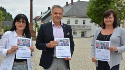 Bild: jr
Das Ferienprogramm stellten Bürgermeister Roland Grillmeie, sowie Gabi Bleistein (links) und Martina Rüth vor.
