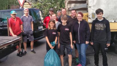 Bild: nm
Zu tun gab es genug: Helfer aus den Reihen der Jusos und der SPD stellen sich bei der Altkleidersammlung in den Dienst der guten Sache.