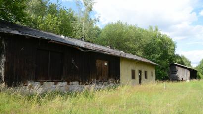 Bild: bey
Die Beschreibung „maroder Zustand der Gebäude“ trifft voll zu, wie der Interessent bei einer Besichtigung des Objektes feststellen wird.
