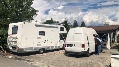 Bild: Alexander Auer
Die Polizei findet in Offenberg (Landkreis Deggendorf) zwei schwer verletzte Personen.