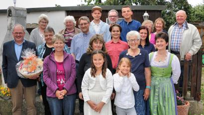 Bild: bsc
Rüstig und fidel feiert  Rosa Hofmann (zweite Reihe, Zweite von rechts) ihren 80.  Geburtstag. Neben ihren Töchtern (zweite  Reihe von rechts)  Maria Engelbrecht, Gabriele Fleischmann und Irmgard Heldmann mit Familien  überbrachten Bürgermeister Gottfried Härtl (links) und zahlreiche Vereinsabordnungen   die besten Glückwünsche.