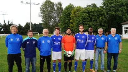 Bild: Duhr, Norbert [DU] (NORBERT.DUHR@T-ONLINE.DE)
Bei der Vorstellung der Schirmitzer Neuen am Freitag (von links): Trainer Josef Dütsch, Spielertrainer Alex Herrmann (2. Mannschaft), Co-Trainer Peter Möhrle, Florian Krapf (DJK Irchenrieth), Mert Selvi (SV Anadoluspor Weiden), Benedikt Sehr (TuS WE Hirschau), Alexandre Mabi (SV Anadoluspor Weiden) sowie die beiden Abteilungsleiter Christian Schieder und Werner Marschalek. Beim Fototermin fehlte Neuzugang Rico Feiler (FC Roggentein). Bild: du