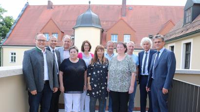 Bild: EXB
Von links: Personalrat Wolfgang Fenzl, der Vorsitzende  des Kreisjugendrings Tirschenreuth Jürgen Preisinger, Stefan Kleber, Renate Scharf, Doris Siller, Angelika Sommer, Wolfgang Bergauer, Maria Zeller, Johann Menner, Landrat Wolfgang Lippert und Personalchef Walter Brucker.