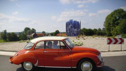 Bild: exb
Welche Fahrzeuge beim Nordgautag-Festumzug mit dabei sein werden, lässt der MSC Wiesau noch offen. Der rote DKW mit weißem Dach hat seine Probefahrt im Wiesauer Kreisverkehr bereits bestanden.