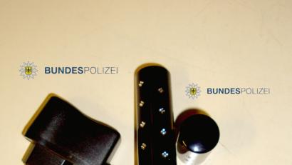 Bild: exb/Bundespolizei
Sieht aus wie "Wow", macht aber Au: Ein als Lippenstift getarnter Elektroschocker.