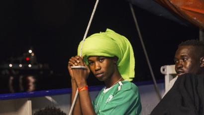 Bild: Felix Weiss/Mission Lifeline/dpa
Gerettete Flüchtlinge warten an Bord der Dresdner Hilfsorganisation Mission Lifeline auf einen Hafen, den sie anlaufen dürfen. Bis dahin hat sich bisher kein Land bereit erklärt, dem Rettungsschiff einen Hafen zu öffnen. Bild: Felix Weiss/Mission Lifeline/dpa