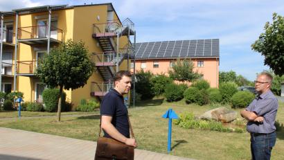 Bild: pko
Thomas Gollwitzer (links) und Georg Keil erläuterten dem Bauausschuss die Vorteile einer Photovoltaikanlage auf dem Marienheim