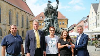 Bild: Susanne Schwab/Stadt Amberg
Sie wollen ihren Teil dazu beitragen, dass sich Flüchtlinge leichter und schneller integrieren (von links): Andreas Herrmann (Lions-Club Amberg), Hubert Sperber (Lions-Hilfswerk), Irina Huber (Caritas), Christina Gerl (Bildungskoordinatorin) und Robert Jung, derzeit noch Vizepräsident der Amberger Lions.