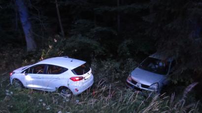 Bild: Polizei/exb
Das Ende eines missglückten Abschleppversuchs: Beide Autos landen im Graben, nur der Profi kann da noch helfen.