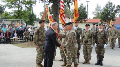 Bild: mor
Feierlich wird dem neuen Garnisonskommandeur Oberst Adam J. Boyd (links) die Garnisonsfahne übergeben. Sein Vorgänger Oberstleutnant Gregory C. Scrivens (rechts) reicht die Fahne weiter an Michael D. Formica (Mitte).