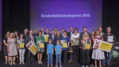 Bild: altrofoto.de/Bayernwerk
Urkunden und Gutscheine nehmen die Vertreter der fünf Gewinner-Büchereien in Empfang.