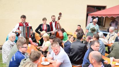 Bild: fjo
Die Wittschauer Geschwister musizieren beim "Landerer Fest" und verwöhnen die Gäste mit bodenständigen Weisen.