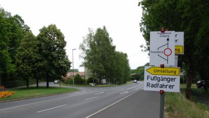 Bild: Royer
Beim Eislaufplatz verweisen  diese Schilder auf die Sperrung und die Umleitung, die durch Rosenberg am Radler-Rastplatz vorbeiführt.