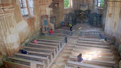 Bild: fjo
An allen Ecken und Enden wuseln und werkeln die freiwilligen Helfer, um das Kircheninnere von Neuzedlisch wieder auf Vordermann zu bringen.