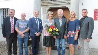 Bild: pi
Nach fast 48 Jahren als Verwaltungsangestellter geht Alfons Zimmermann (Dritter von rechts, links daneben Ehefrau Kerstin) zum 1. Juli in den Ruhestand. Für die geleisteten Dienste bedankten sich VGem-Gemeinschaftsvorsitzender Rainer Rewitzer, Pleysteins zweite Bürgermeisterin Andrea Lang, Geschäftsleiter Günter Gschwindler, Personalrat Markus Friedl und der Georgenberger Bürgermeister Johann Maurer (von rechts).