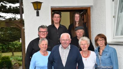 Bild: fjo
Sohn Stefan Dierl (links), Bürgermeisterin Margit Kirzinger und Ehefrau Rosemarie Dierl (von rechts) beglückwünschen Hans Dierl (vorne) zum 80. Geburtstag.