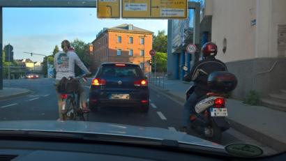 Bild: exb
Ist die Verkehrsführung schuld, oder sind die Verkehrsteilnehmer uneinsichtig? In dieser auf dem Adolf-Kolping-Platz aufgenommenen Szene läuft jedenfalls einiges falsch.