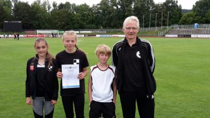 Bild: jzk
Trainer Alfred Kick  gratuliert Justin Steiner, Sophie Dobmeier und Lena Braunreuther zu ihren sportlichen Erfolgen (von rechts).