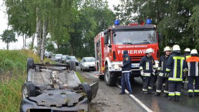 Bild: Dobmayer
Auf regennasser Fahrbahn gerät ein Peugeot ins Schleudern und touchiert einen entgegenkommenden Audi, der im Straßengraben auf dem Dach landet.