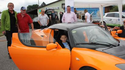 Bild: ads
So sehen glückliche Gewinner aus.Felix hat bei der Tombola eine Fahrt im Tesla gewonnen, dem derzeitigen Star der E-Automobile