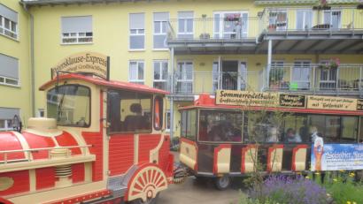 Bild: exb
18 Bewohner des Hauses "Steinwaldblick" gingen mit der Bimmelbahn auf Tour.