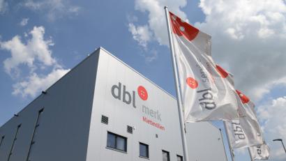 Bild: Hartl
Die DBL Merk erweitert. Auf dem Firmengelände entsteht eine  Lagerhalle in der Größe des jetzigen Gebäudes.