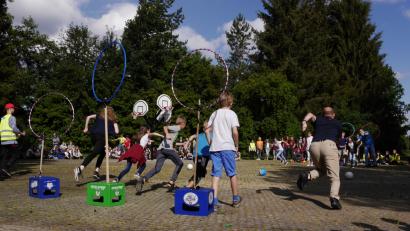 Bild: ebr
Anstoß: Lehrer und Schüler kämpften voller Begeisterung darum, den Sieg mit nach Hause zu nehmen.