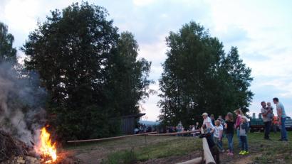 Bild: gi
Das Johannisfeuer wurde heuer von der Feuerwehr Heumaden auf den „Hohen Trift“ über Heumaden bei lauschigem Sommernachtswetter entzündet. Das Feuer  leuchtet weit ins Land hinein.