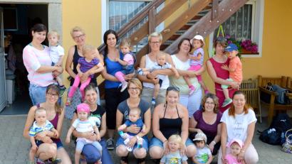 Bild: njn
Auf dem Ferienhof Schinner in Wetzldorf konnte die Eltern-Kind-Gruppe "Marienkäfer" mit Leiterin Andrea Huber (hintere Reihe zweite von links) einen entspannten Vormittag erleben.